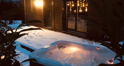 Chalet Idyll avec Jacuzzi, 2 SDB, proche pistes de ski et ville, charges incl
