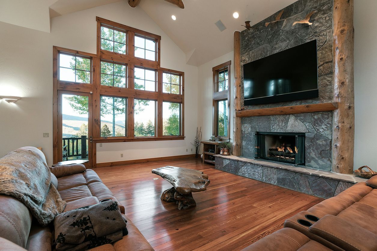 Smart TV, chimenea, biblioteca musical y estéreo 