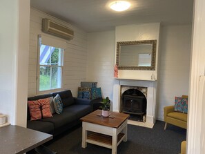 Smart TV, fireplace - Dark Skies Cottage (Coonabarabran)