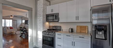 Geladeira, micro-ondas, cooktop, lava-louças