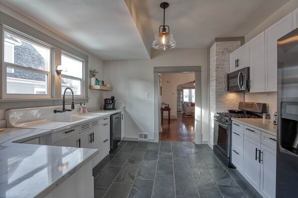 Refrigerador, microondas, parrilla de estufa y lavavajillas 