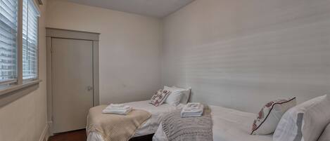 5 habitaciones, tabla de planchar con plancha, wifi y ropa de cama