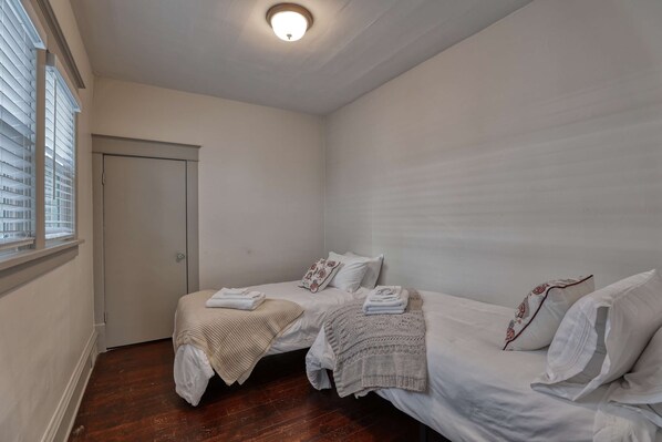 5 bedrooms, iron/ironing board, WiFi, bed sheets