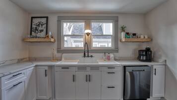 Refrigerador, microondas, parrilla de estufa y lavavajillas