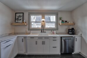 Fridge, microwave, stovetop, dishwasher