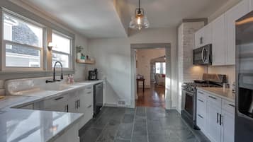 Frigorifero, microonde, piano cottura, lavastoviglie