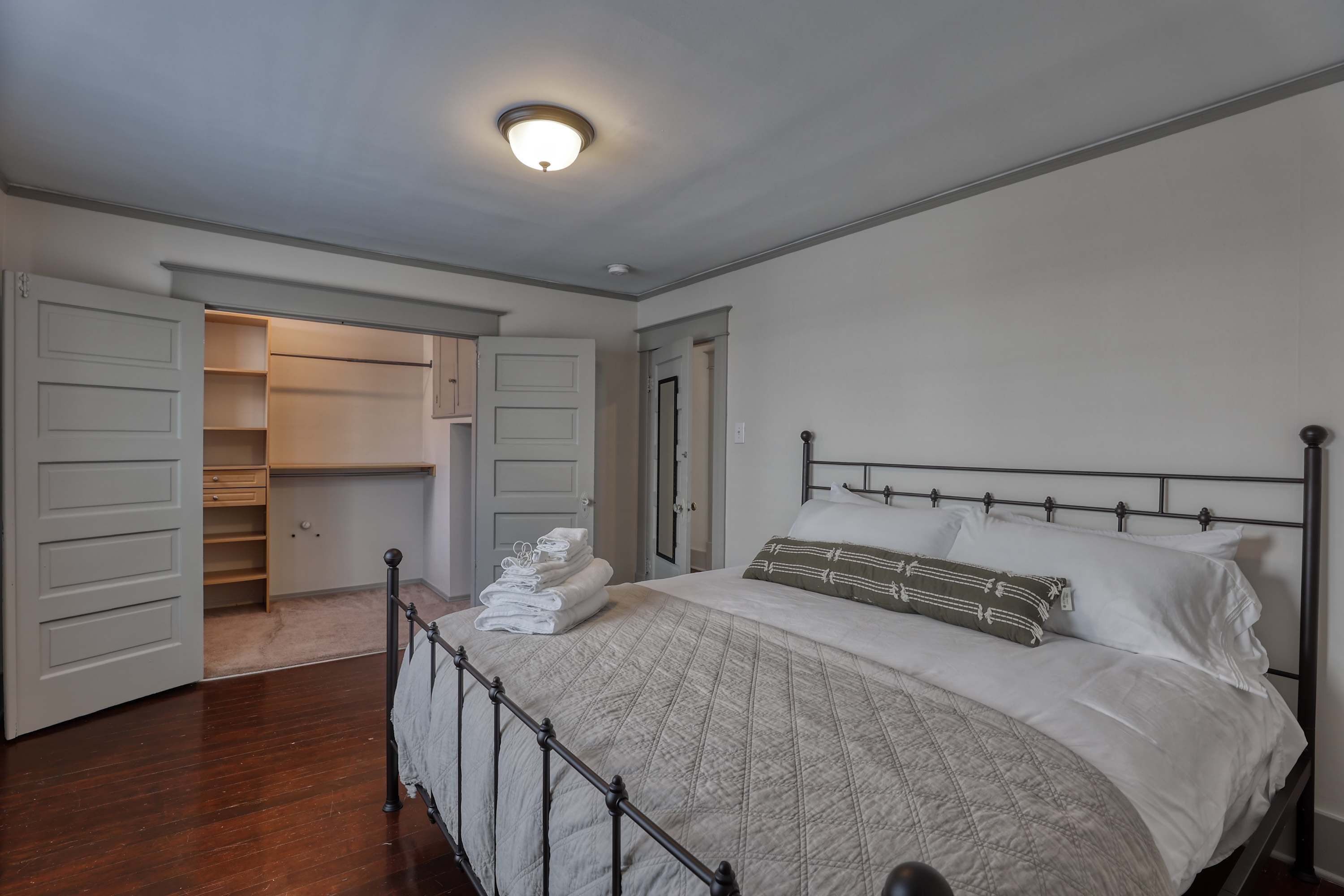 5 slaapkamers, een strijkplank/strijkijzer, wifi, beddengoed