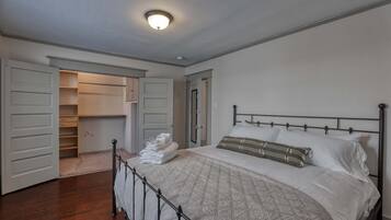 5 slaapkamers, een strijkplank/strijkijzer, wifi, beddengoed