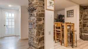 Dining - Modern Meets Rustic- 2 Bedroom in Old Quebec (Québec)