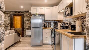 Frigorífico, microondas, horno y placa de cocina