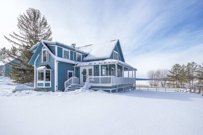 Lovely Lac-Brome 3 Bedroom Lakefront Cottage