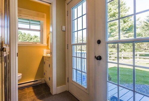 Lovely Lac-Brome 3 Bedroom Lakefront Cottage