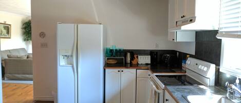 Microondas, horno, parrilla de estufa y cafetera y tetera