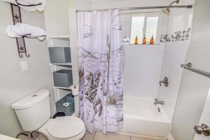 Baignoire, séchoir à cheveux, serviettes fournies