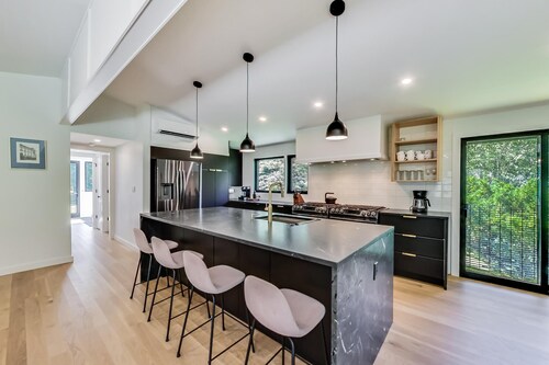 Bright modern retreat w/private hot tub Beach1 Block Fire Pit