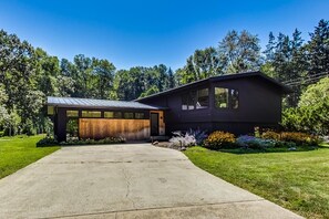 Exterior - 2026 Open Bright modern retreat w/private hot tub Beach1 Block Fire Pit (Union Pier)