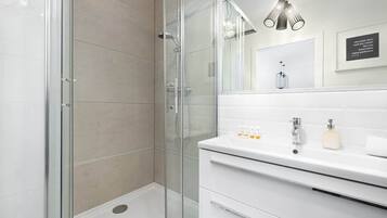 Dusche, Haartrockner, Handtücher, Shampoo