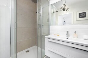 Shower, hair dryer, towels, shampoo