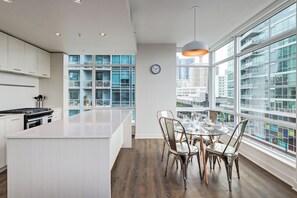 Full-size fridge, microwave, oven, stovetop