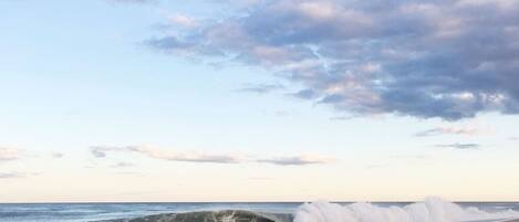 بالقرب من الشاطئ، كراسي للتشمس، مناشف للشاطئ