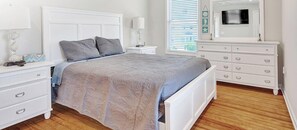 5 bedrooms, desk, iron/ironing board, travel cot - One block to beach, off st parking, 3fls (Point Pleasant Beach)