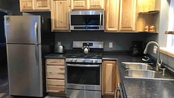 Een koelkast, een magnetron, een oven, een kookplaat