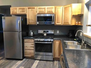 Fridge, microwave, oven, stovetop - Cozy cabin built in 2020! (Seward)