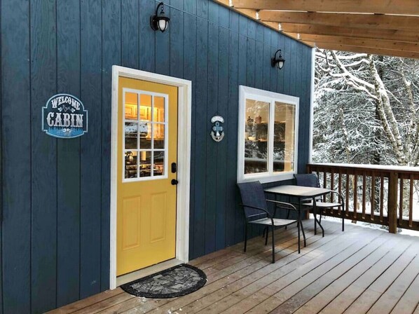 Outdoor dining - Cozy cabin built in 2020! (Seward)