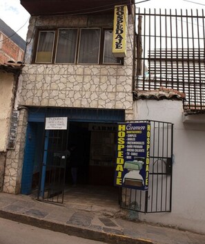 Vista frontal de la propiedad