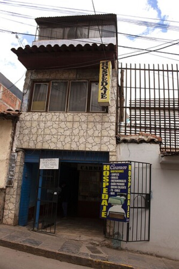 Vista frontal de la propiedad