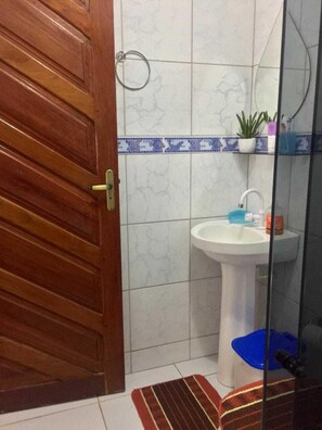 Regadera, jabón, papel de baño 