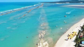 Perto da praia, espreguiçadeiras