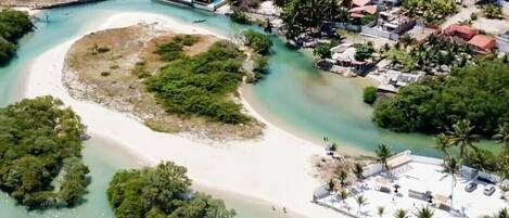 Vlak bij het strand, ligstoelen aan het strand