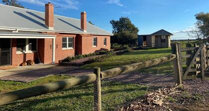 Naringal Station - Shearer's Quarters Farmstay - Huge farmhouse for 23 people!