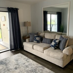 TV - Intracoastal and Golf Views from the top floor (Stuart)
