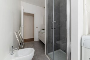 Ducha, secador de pelo, bidet