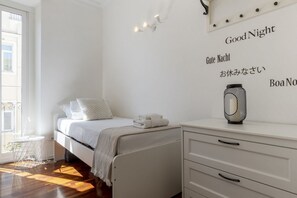 2 bedrooms, iron/ironing board, WiFi