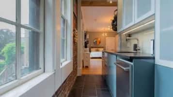 Køleskab, ovn, kogeplade, opvaskemaskine