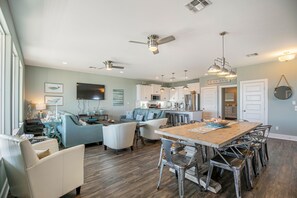 Smart TV, video games, DVD player, books - 3-Story, ALL en suite, Elevator, 2 Kings, Gulf/Beach Views, Hot Tub & Slingshot! (Port Aransas)