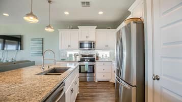 Frigorífico, microondas, horno y placa de cocina