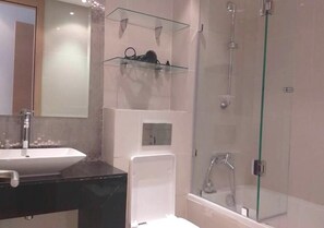 Een bad, een haardroger, een bidet