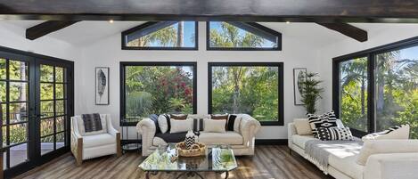 Televisión y chimenea