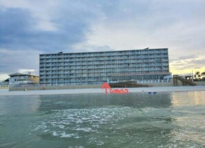 Plage, chaises longues, serviettes de plage