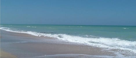 靠近海滩、沙滩椅、沙滩毛巾