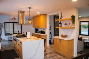 Refrigerador, microondas, horno y parrilla de estufa 