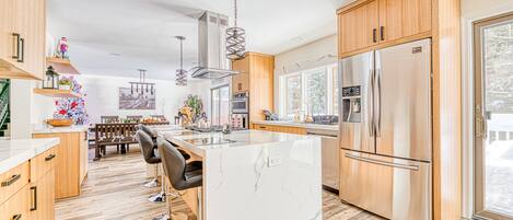 Geladeira, micro-ondas, fogão, cooktop