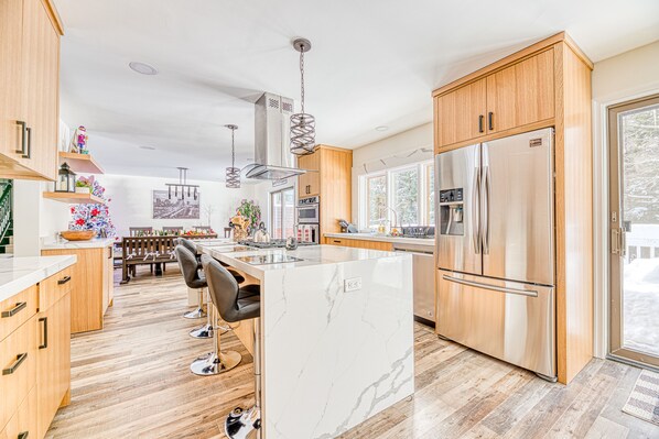 Køleskab, mikrobølgeovn, ovn, kogeplade