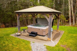 Outdoor spa tub - Game Room + Hot Tub + Close to Skiing! (Tannersville)