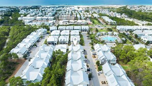 Un quartier résidentiel avec des maisons modernes, une piscine et une vue sur l’océan.