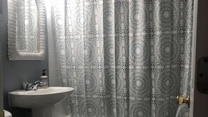 Un baño con inodoro, lavabo y bañera.